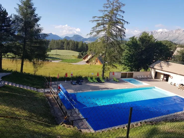 Vue l'été de la piscine chauffée de la station de la Joue du Loup