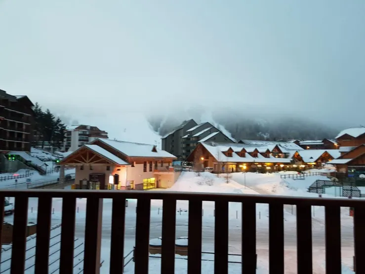 Chez Angie et Stéphanie, vue du balcon la nuit en hiver, en face les pistes de ski et le centre de station avec restaurants, boutiques etc...