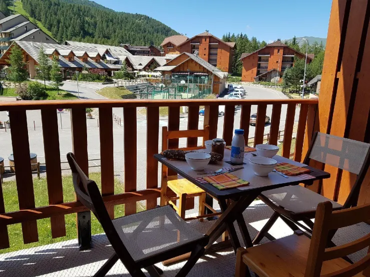 Vue du balcon l'été, en bas le centre de station