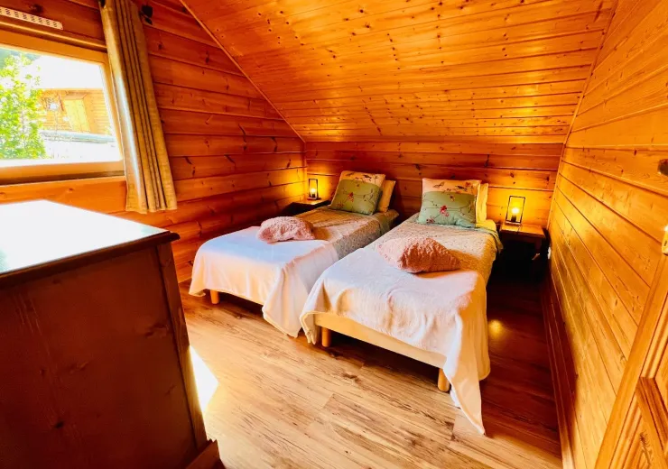 Chambre d'amis avec 2 lits