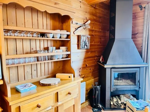 Buffet contenant tous les éléments de cuisine nécessaire pour passer un bon séjour en famille ou entre amis