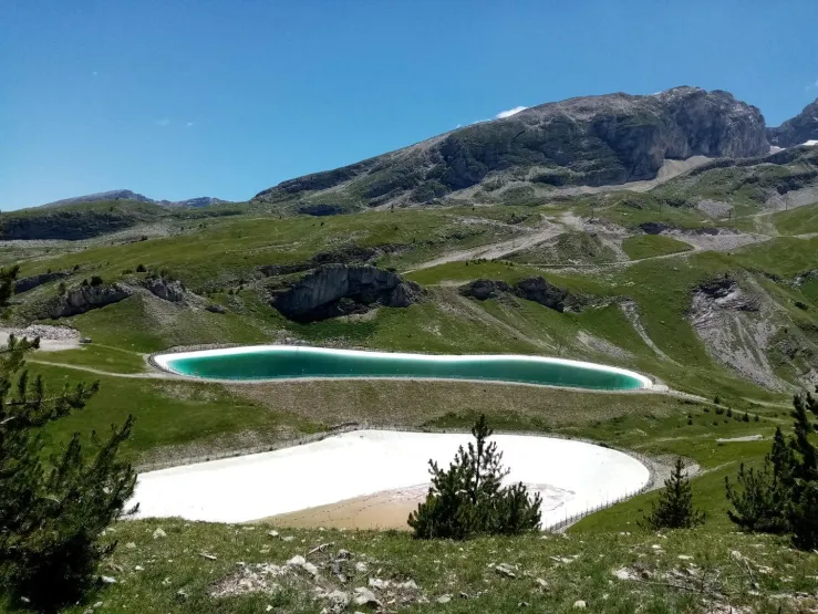 lac artificiel en haut entre la joue du loup et super devoluy