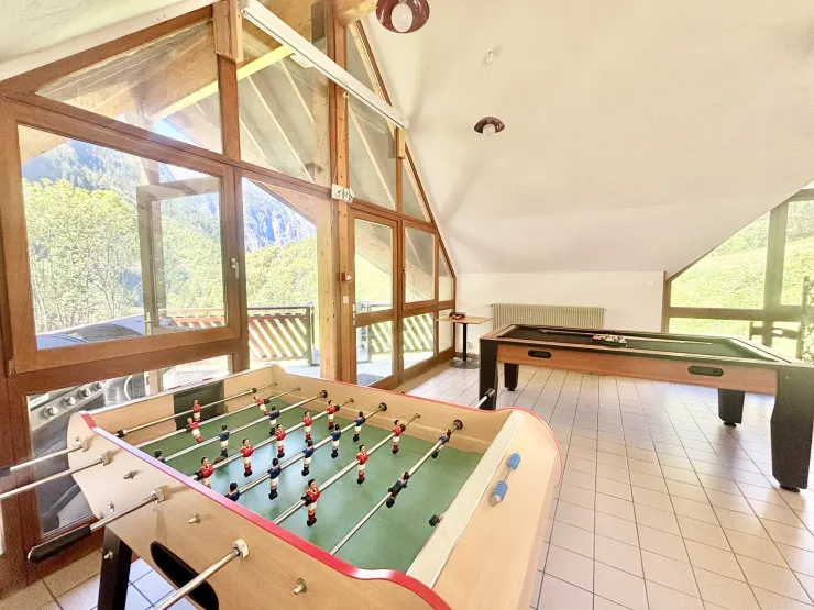 Chalet La Cousinade is the ideal venue to host your private, family, or group events. Designed to comfortably welcome large gatherings, it combines conviviality with modern comfort.