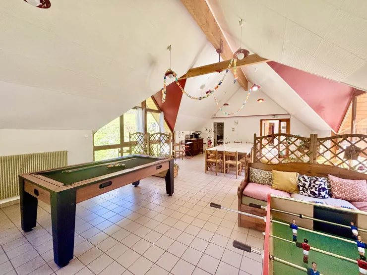 With its generous spaces and top-notch facilities, this chalet is the perfect setting for family reunions, birthdays, seminars, retreats, or group holidays.