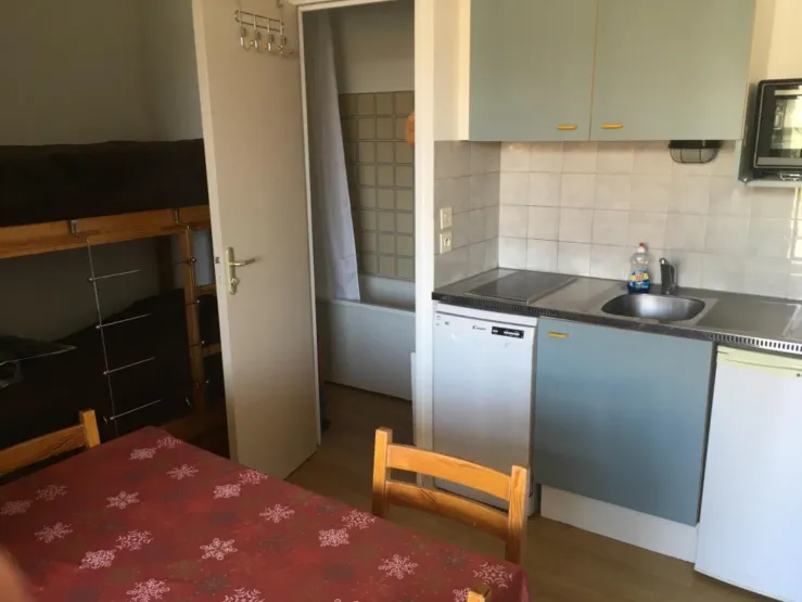 Coin cuisine avec vue sur salle de bains