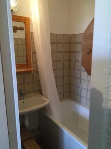 Salle de bains avec baignoire et douche