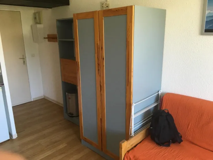 Vue sur la porte d’entrée armoire et coin bureau