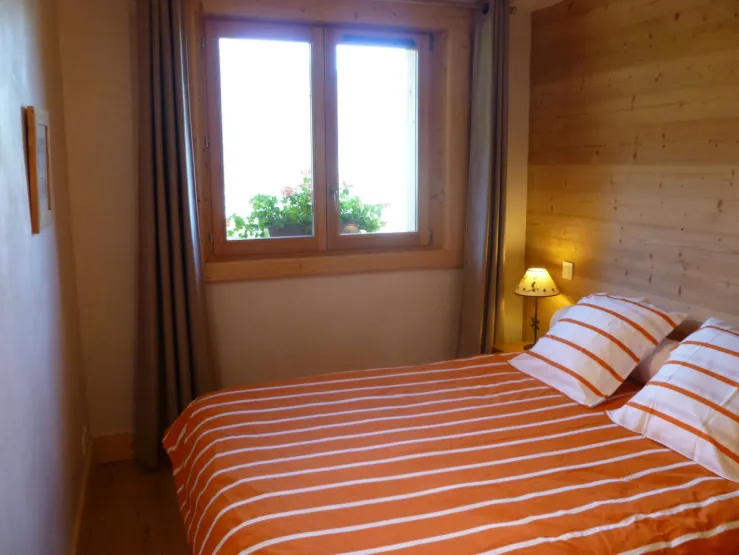 chambre avec grand lit 160x200 , beau placard rangement . Linge lit fourni