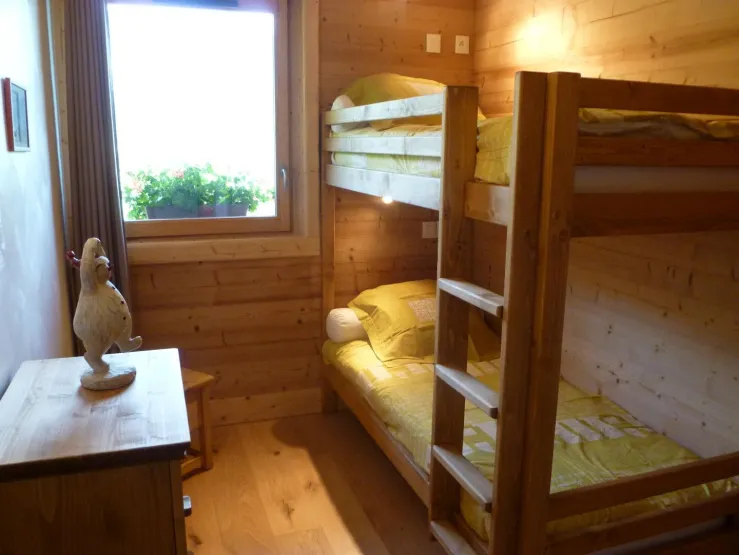 chambre avec 2 lits superposés de 80 x 200, beau placard et petite commode . linge lit fourni