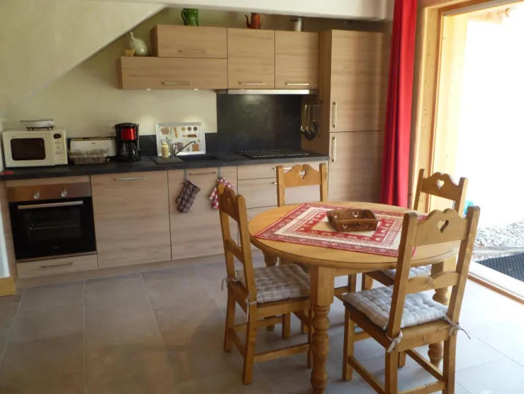pièce séjour cuisine , très bien équipée : four , lave vaisselle, frigo , micro ondes, four raclette, appareil à fondue, vaisselle en quantité 