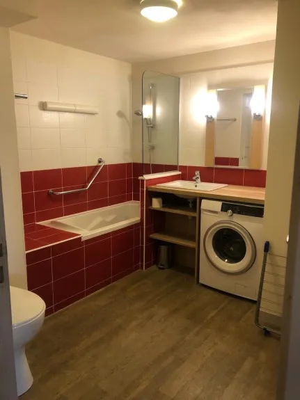 Salle de bain avec lave linge