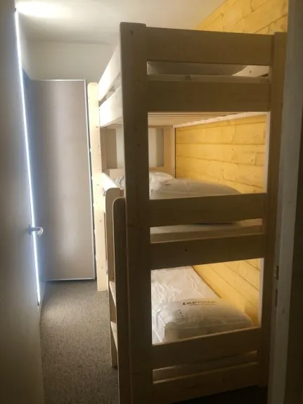 Chambre avec 3 lits superposés
