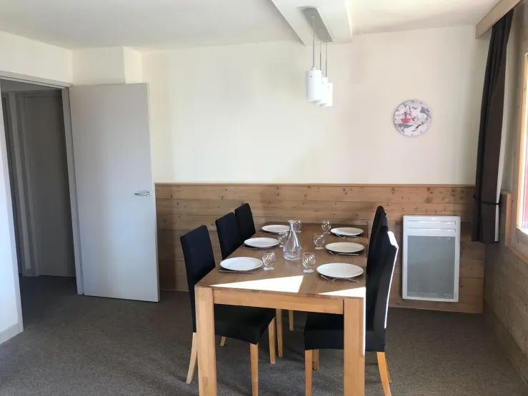 Coin repas avec grande table our 6/8 personnes