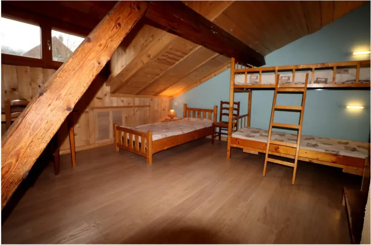 Vue sur la chambre 2 avec 2 lits superposés et 1 autre lit 1 personne