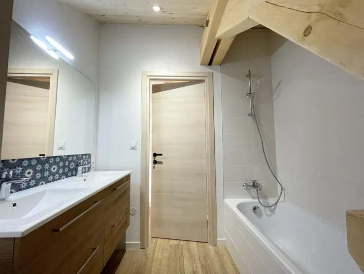 Salle de bain avec baignoire, double vasque et WC