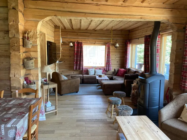 Vue d’ensemble petit salon ,poêle à bois ,salon .