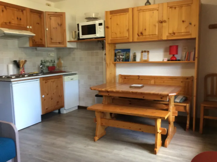 Cuisine équipée pour 4 personnes  et coin repas .