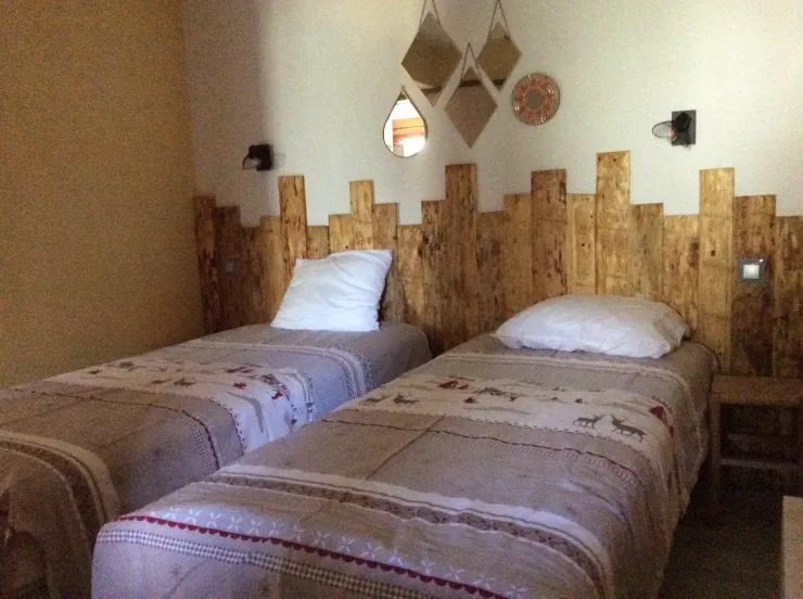 2 lits jumeaux de 80 / 200 . Suivant les besoins, nous avons soit un grand lit ou 2 petits lits 