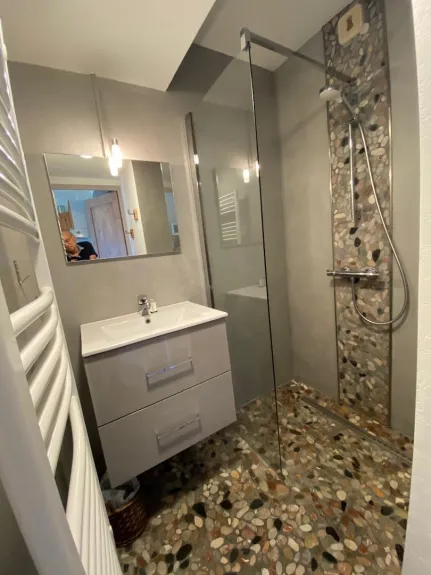 Salle d’eau avec Douche à l’italienne  refaite en automne 2017 au sol  galets polis lises très agréable.