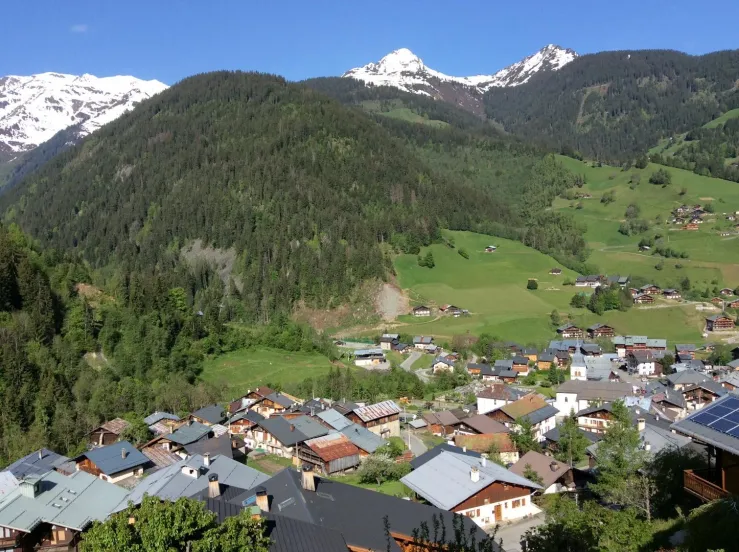 ARECHES vue du chalet, de la terrasse des studios, une vue magnifique sur le village et les montagnes environnantes.