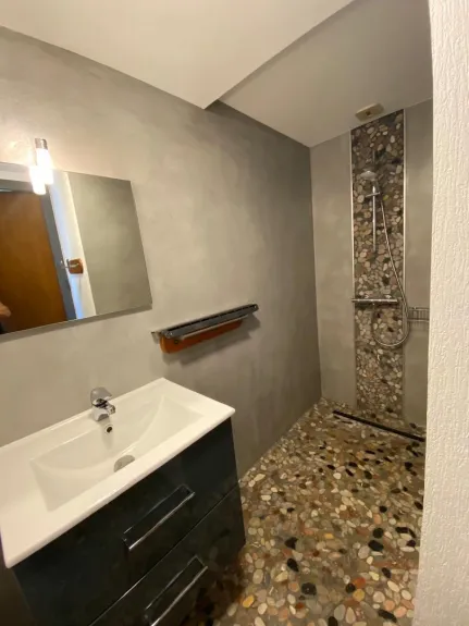 Douche à l’ Italienne, Rénovée en 2017 au sol des galets plats et polis ,très agréable, sèche-serviettes. 