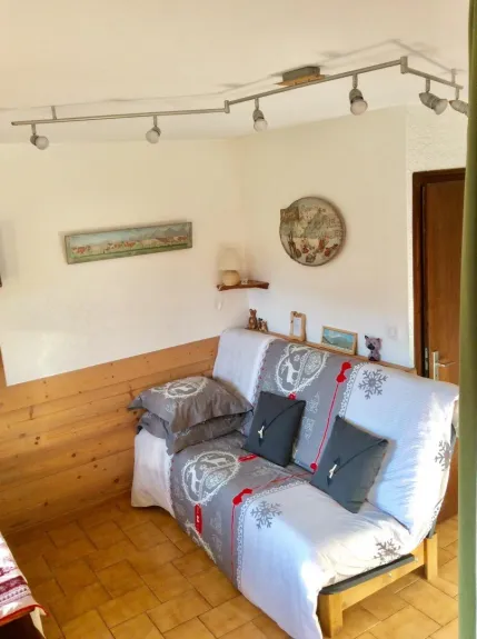 Le canapé lit confortable ouvert c’est un vrai lit, le matelas est médium ( 140/190 ) 