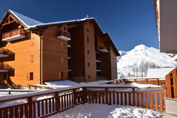 The large 40 m2 terrace, facing south, snowy in winter