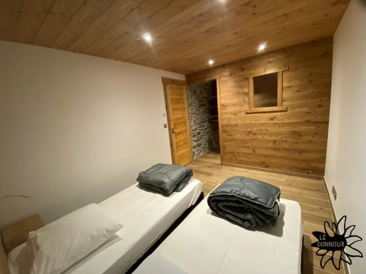 Family bedroom with 4 beds