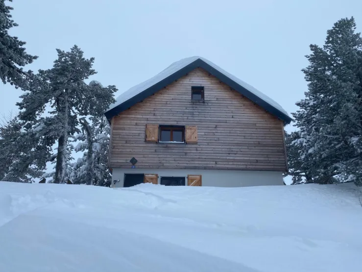 En arrivant au chalet, côté entrée RDC