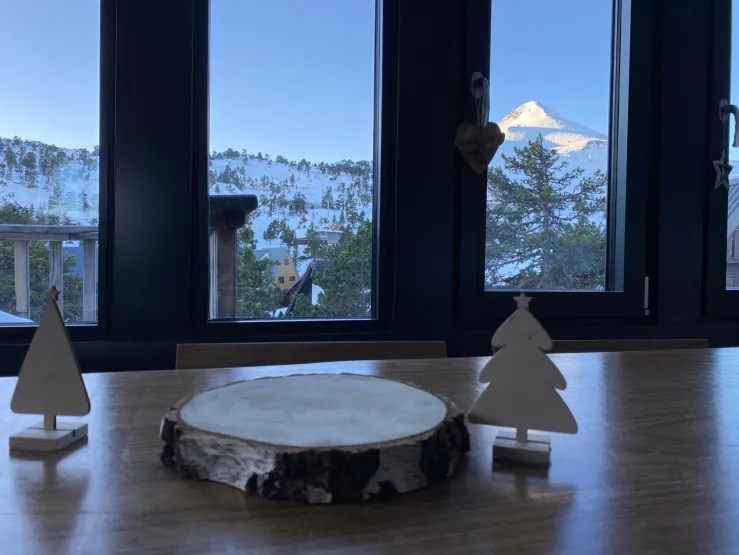 Table véranda avec vue magnifique sur les sommets et pic d'Arlas R+1