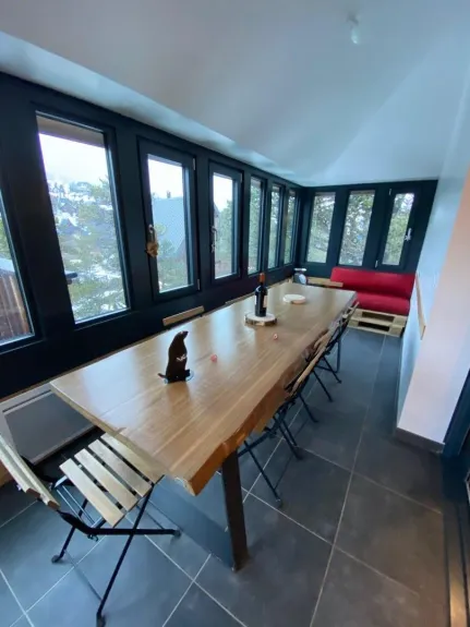 Véranda coin repas et banquette au fond R+1