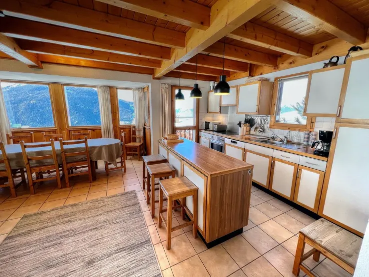 Open plan dining and kitchen area