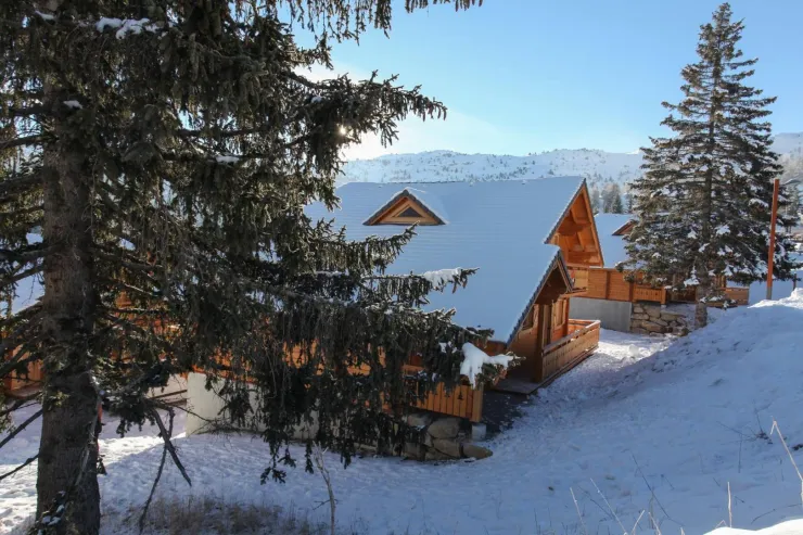 Notre chalet est à 50m des pistes dans un endroit calme au milieu des chalets