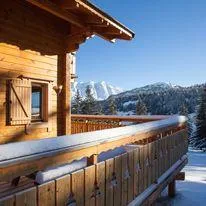 Une vue magnifique sur les montagnes environnantes depuis les grandes terrasses ensoleillées