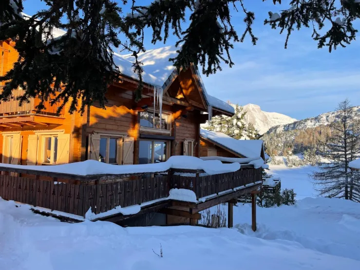 Le chalet est situé dans la zone calme des chalets de l'Eden sur la partie haute de la station