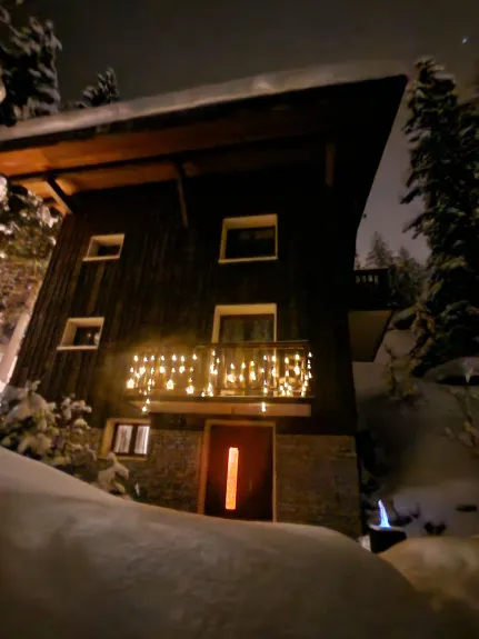 Le chalet sur son petit jardin pour les igloos et la luge!