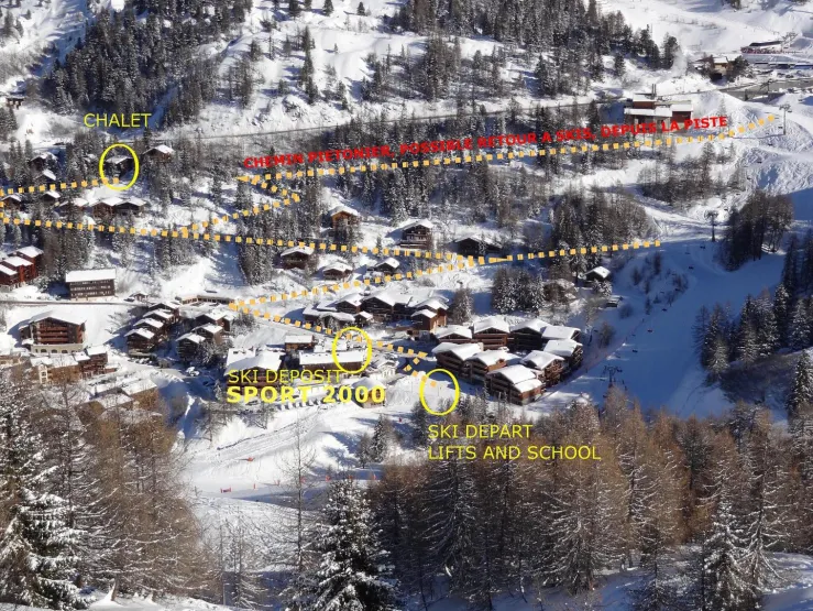 Suivant votre organisation, on rejoint les pistes à pied (en laissant son équipement chez Sport 2000) en navette depuis le parking au-dessus du chalet, ou même skis sur l'épaule au bout du chemin que l'on rejoint sous le chalet.