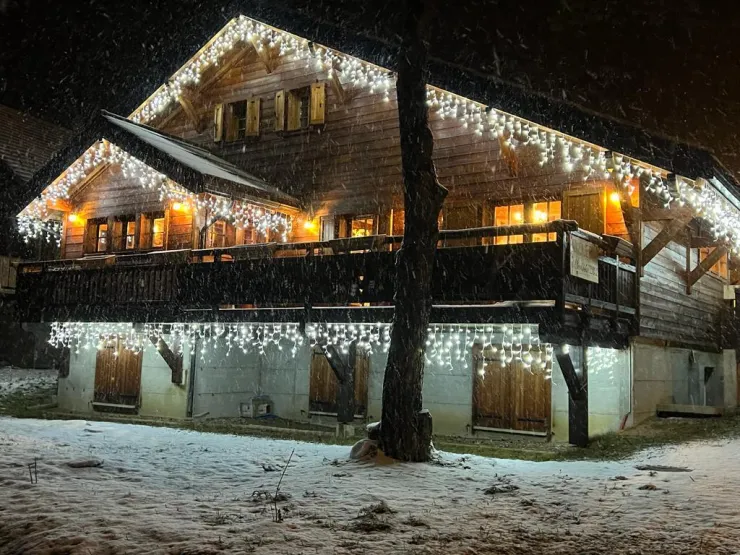 Chalet la nuit. Hiver