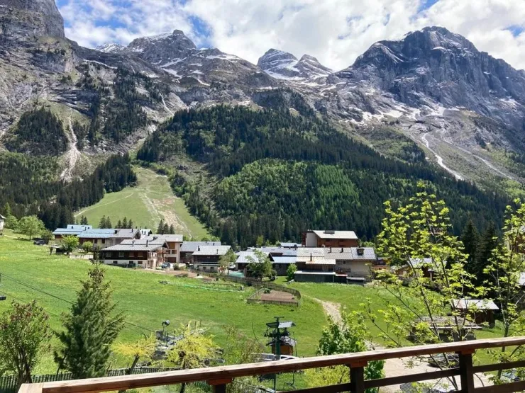 Vue sur les montagnes l'été