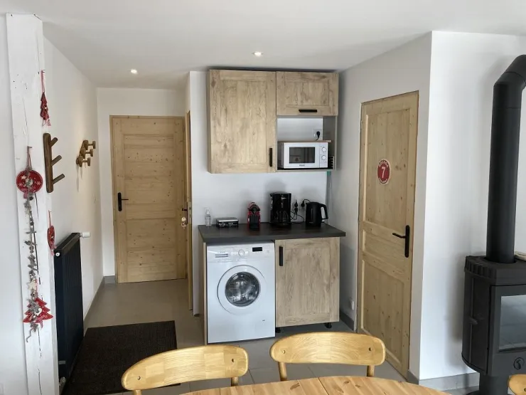 Porte donnant accès à l'escalier centrale pour accès aux 2 appartements