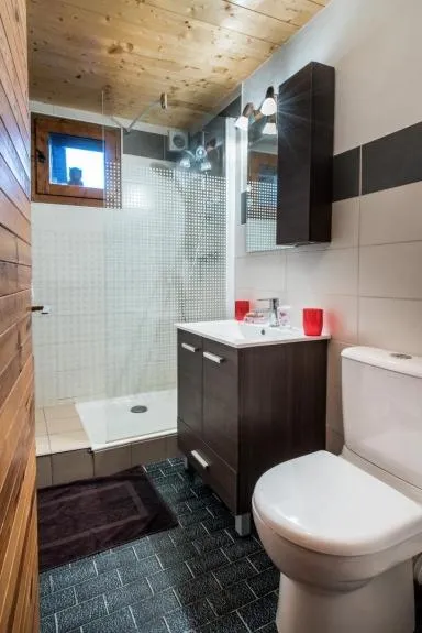 Salle d'eau avec douche spacieuse