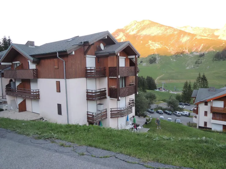 Vue sur la montagne ensoleillée l'été