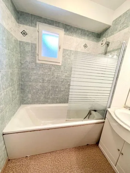Salle de bain. Il existe par ailleurs une cabine de douche indépendante.