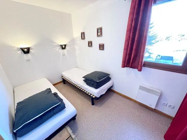 Chambre avec 2 lits 1 place et grand placard