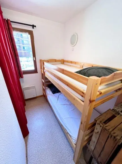 Petite Chambre avec lits superposés et placard 