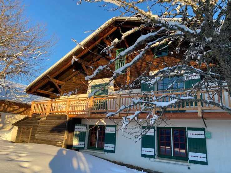 Chalet hiver face aux Aravis. Le chalet est entouré sur les 4 faces d'un balcon entièrement refait.