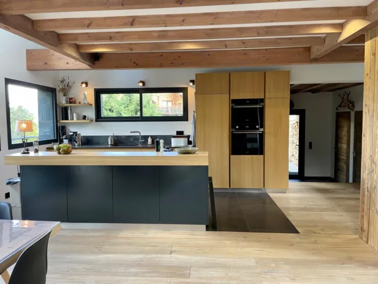 L’espace cuisine, ouvert et convivial.