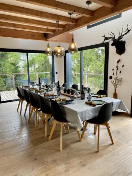 La table est un élément central de la pièce à vivre. 12 personnes y prennent place confortablement. Deux prises situées dessous permettent de brancher très facilement les appareils à raclette ou à fondue. 