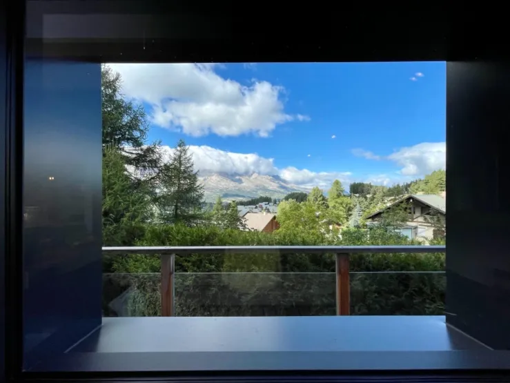 La vue depuis la cuisine et la salle à manger.