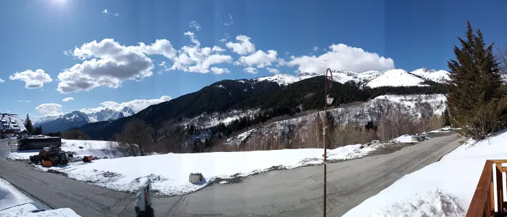 Vue panoramique en étant sur la terrasse du Chalet Clochette 